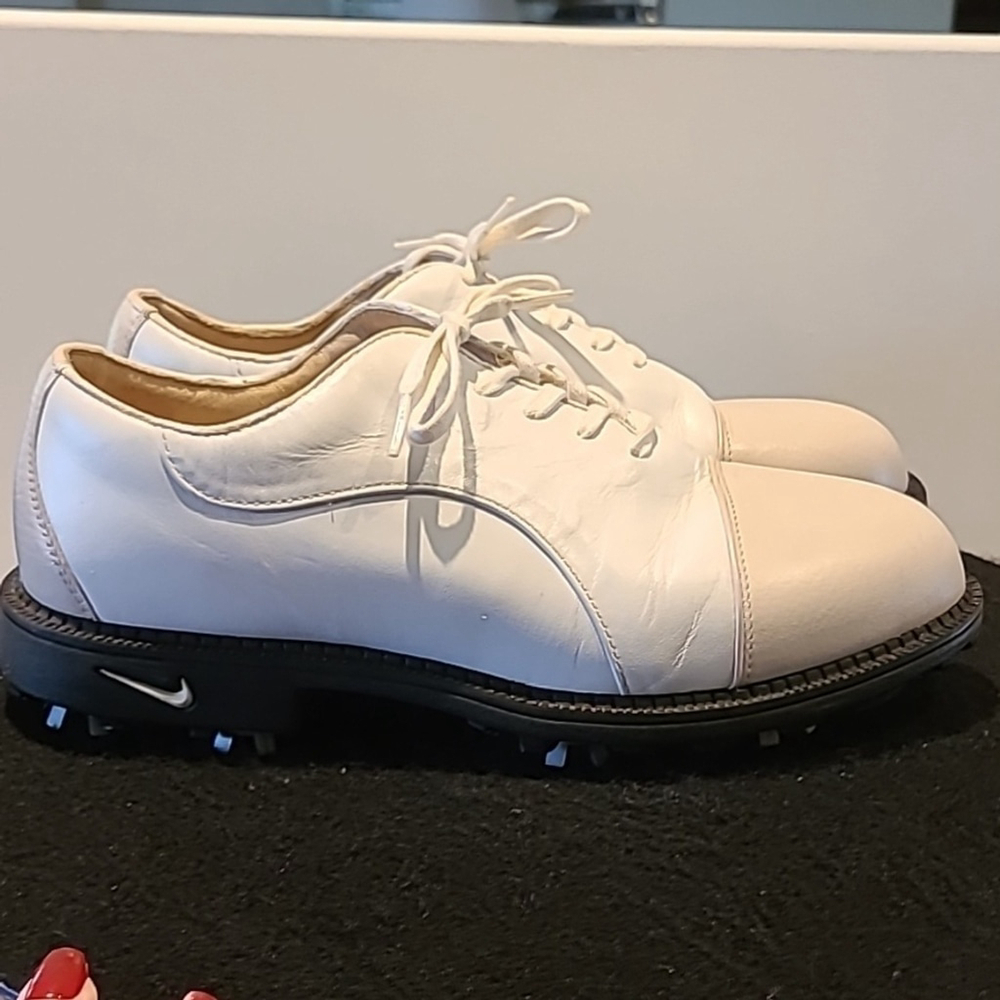 Nike Air comfort golf shoes with new spikes. Beautiful pair of shoes. (#1043)